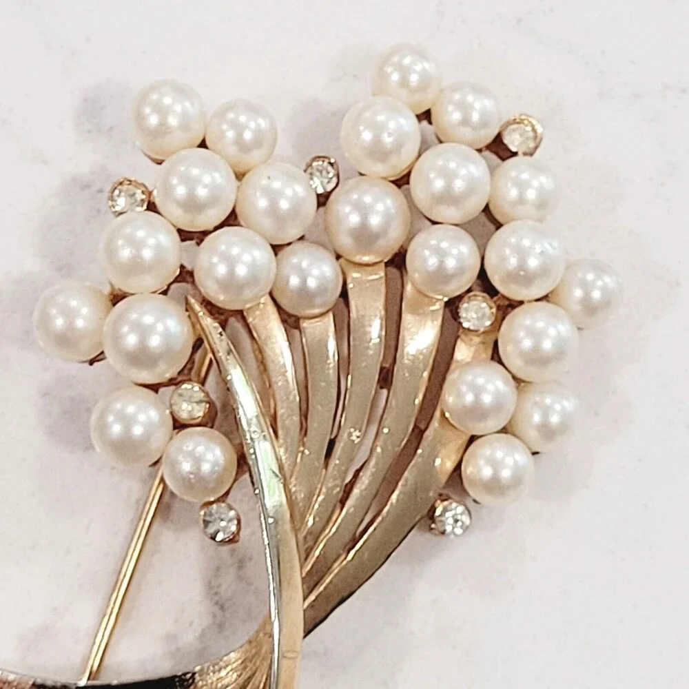 Crown Trifari Faux Pearl Rhinestone Swirl Brooch Gold Tone Cluster Bouquet MCM - Picture 3 of 16